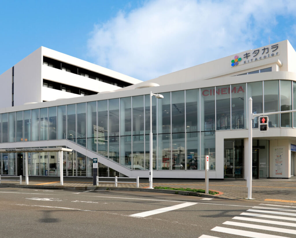 モダンデザインの介護施設建物外観。白基調の多層構造で清潔感がある。
