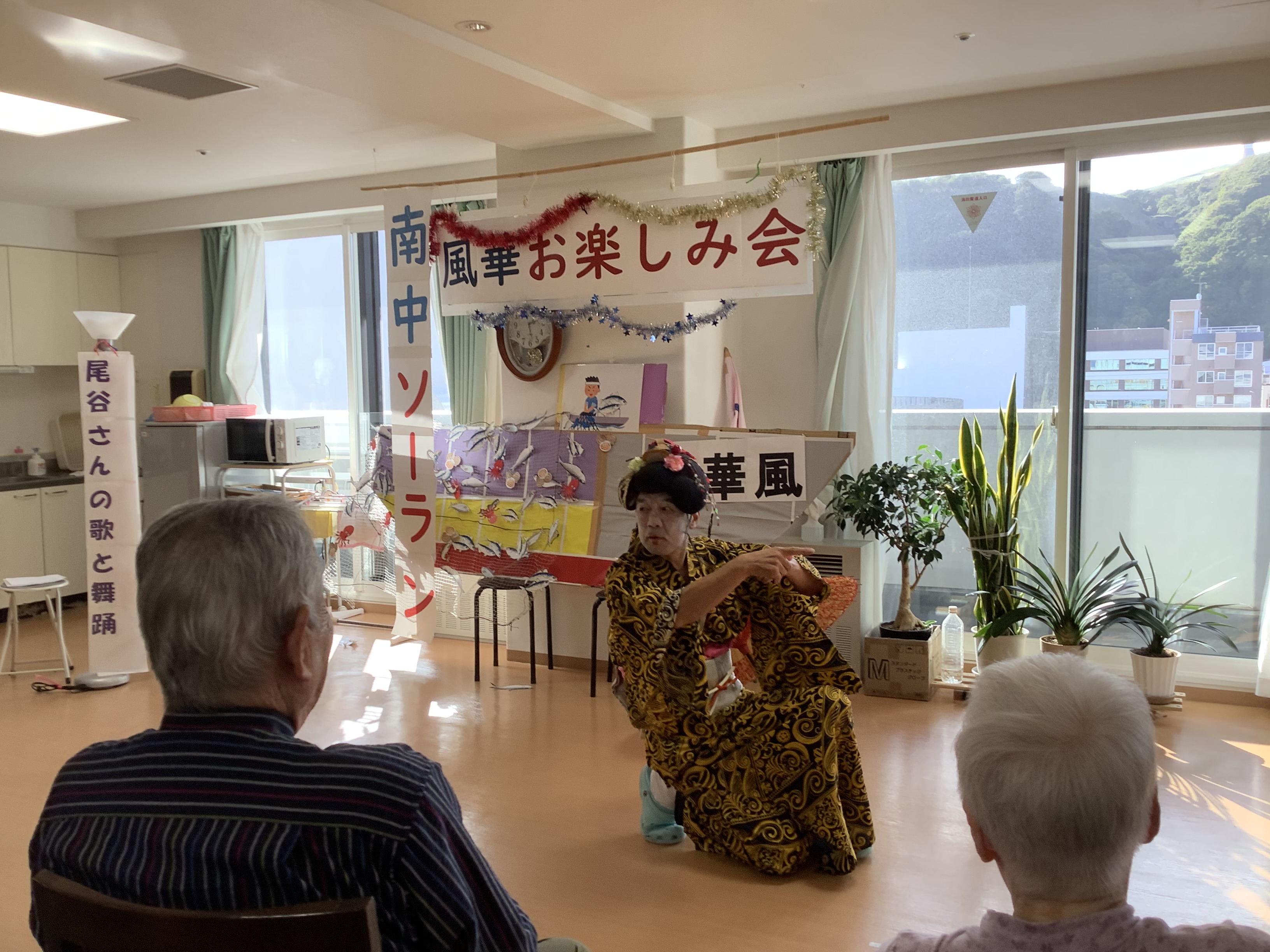 介護施設でのレク行事。入居者が伝統文化体験イベントに参加している様子