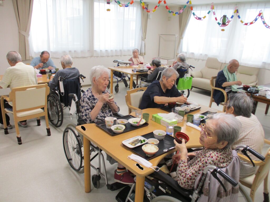 お食事風景♪ - 株式会社ふれあいケアサービスHD公式サイト｜「ふれあいケア」でおなじみの北海道のグループホーム・高齢者住宅・老人ホーム